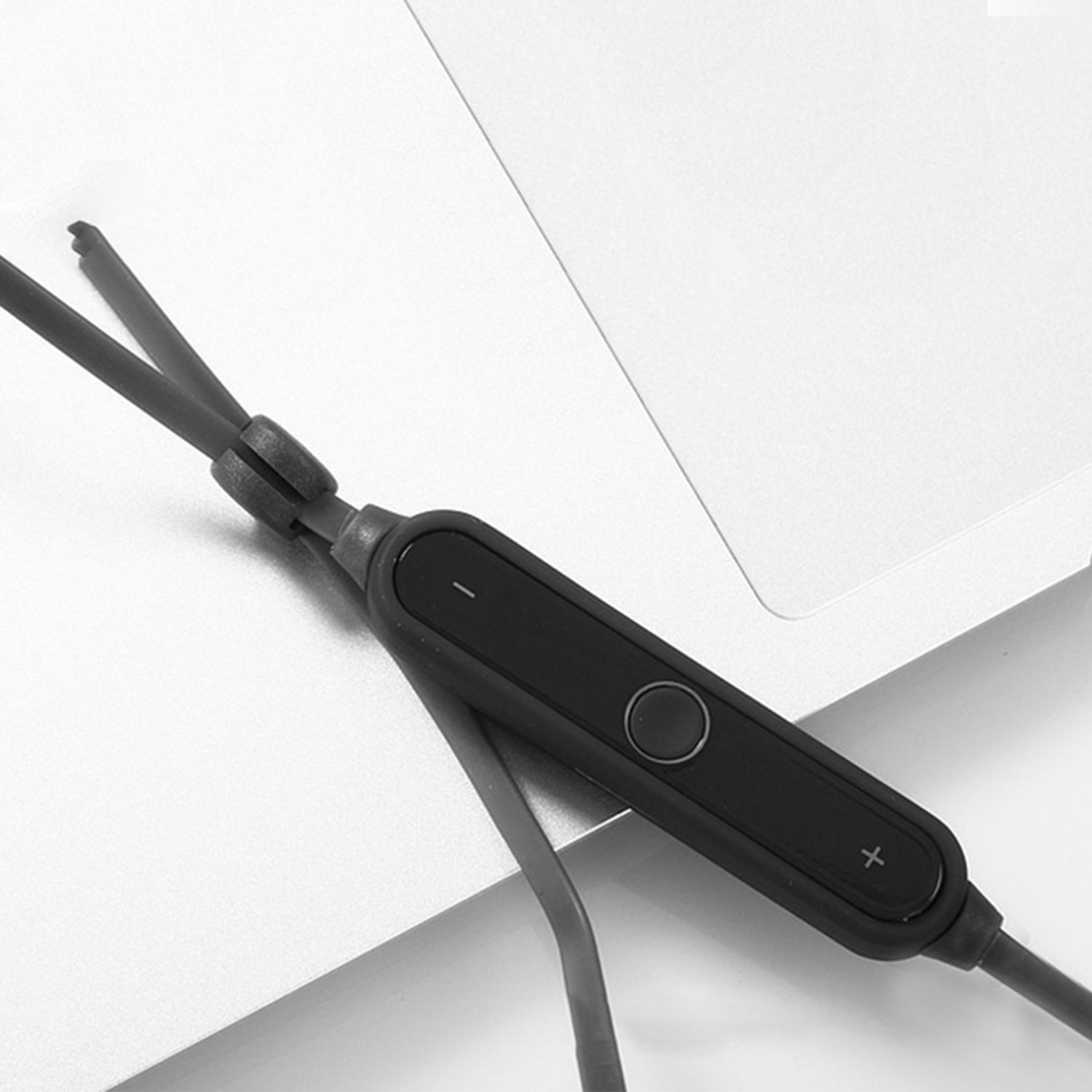 Universal  Wireless in-Ear Headphones with Mic & Sounds Remote