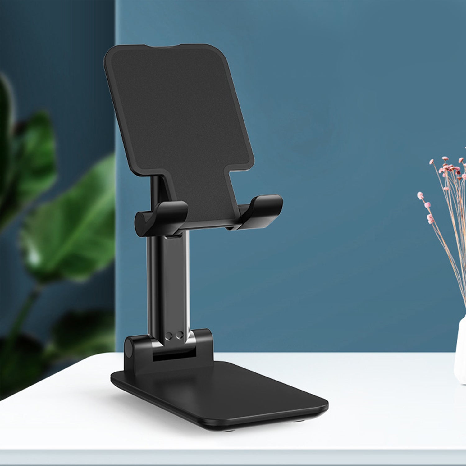 Mobile phone bracket folding and retractable