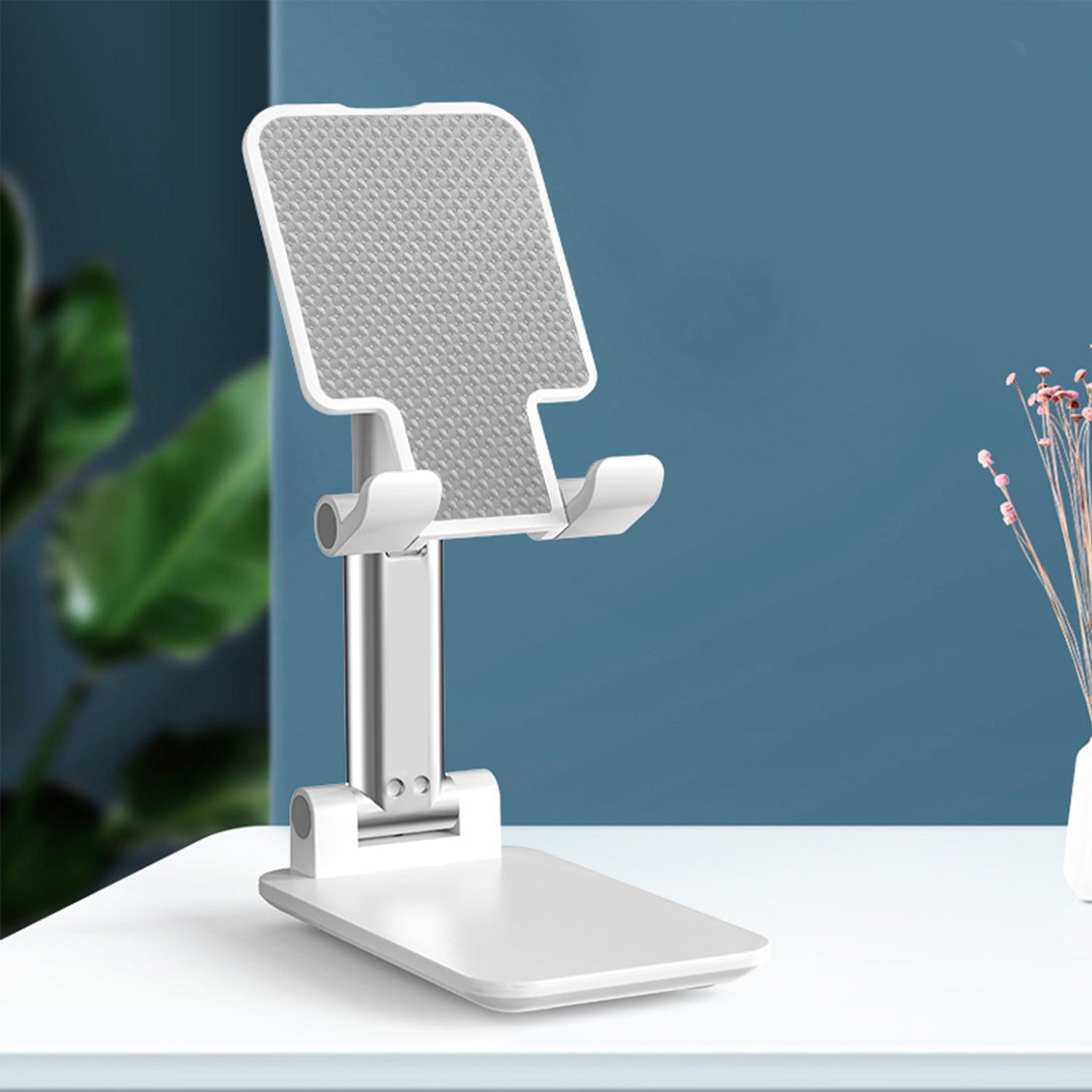 Mobile phone bracket folding and retractable